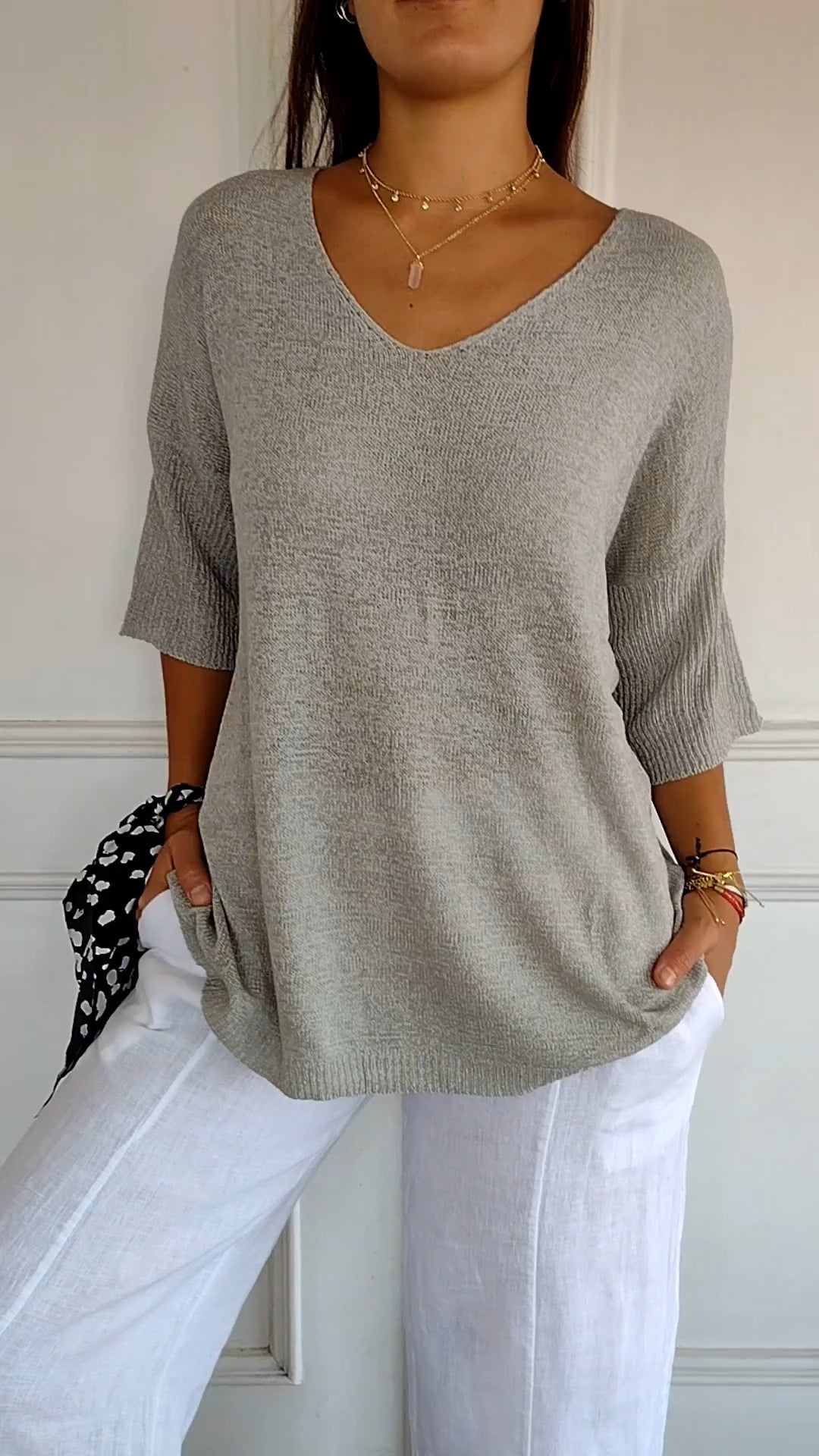 Plain knitted top with V-neck